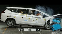 Xpander yang dites tabrak merupakan varian standar MT GLS yang diproduksi di Indonesia. Dalam tes tabrak dari depan, mobil bisa melindungi bagian kepala dan kaki baik pengendara maupun penumpang dengan sempurna. Untuk perlindungan orang dewasa, mobil diberi poin 5 bintang, namun untuk perlindungan anak kecil ratingnya hanya 4 bintang. Dengan skor keseluruhan 71,66, Xpander harus mendapatkan rating 4 bintang. Foto: ASEAN NCAP
