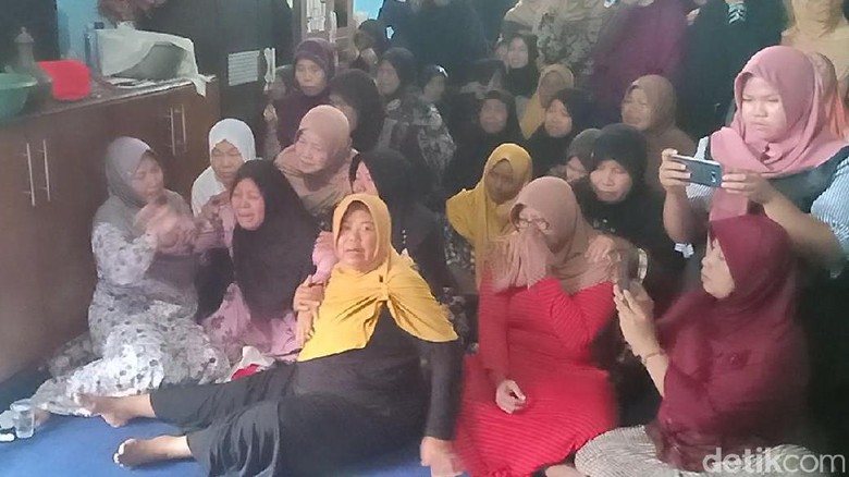 Jenazah Alfiani Tiba di Rumah Duka: Jangan Tinggalkan Ibu Nak Jenazah Alfiani Tiba di Rumah Duka: Jangan Tinggalkan Ibu Nak