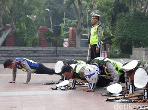 Evaluasi Operasi Zebra, Polisi di Surabaya Juga Dihukum Push Up