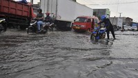 Tak sedikit kendaraan yang mogok akibat dipaksakan menerjang banjir di kota Serang, Banten. Pihak BMKG merilis peringatan waspada banjir akibat hujan lebat dan cuaca ekstrim yang diprediksi berlangsung hingga 16 November mendatang. Antara Foto/Asep Fathulrahman.