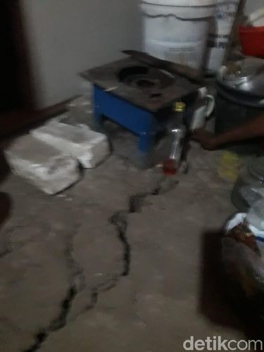 Longsor bikin tanah retak di rumah warga Lamongan/