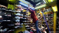 Barang dagangan yang umum dijual di Taman Puring lebih kepada garmen, elektronik, dan sepatu.