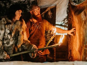 Kembali ke Zaman Batu, Pasangan Ini Ajarkan Anak-anak Makan Serangga di Hutan
