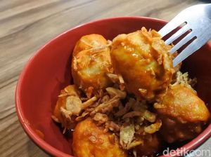 Jajan Pentol Super Pedas Ditemani Bakso Bakar Asam Manis di Wae Atuh