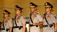 Pantauan detikcom, dalam upacara itu hadir Wakapolri Komjen Ari Dono, Irwasum Polri Komjen Eko Putut Bayuseno, Kabarhakam Polri Komjen Moechgiyarto dan banyak pejabat Polri. Terlihat juga Komisioner Kompolnas Bekto Suprapto dan Poengky Indarti.