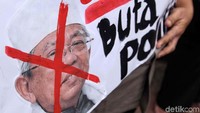 Dalam aksinya mereka membawa poster bergambar dan Maruf Amin degan berbagai tulisan.