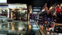Maraknya penjualan online, membuat Pasar Taman Puring, Jakarta Selatan, kini sepi pembeli.