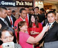Di Singapura, Jokowi Santap Bebek Goreng, Sayur Asem dan Sambal Terasi
