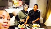 Dekat dengan ayah dan ibunya, Saaih sering menemani mereka berdua makan malam bersama. Foto: Instagram @saaihalilintar
