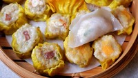 Dimsum Benhil ini sangat menggoda selera. Ada dimsum ayam, daging sapi hingga nori yang enak dicocol dengan saus pedas ataupun diberi topping keju leleh. Foto: Instagram@duolemak
