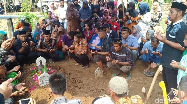 Tangisan Keluarga dan Rekan Pramugari di Pusara Alfiani