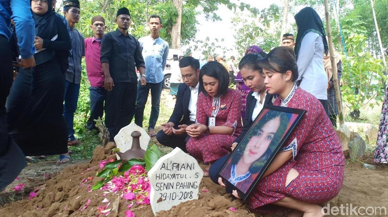 Tangisan Keluarga dan Rekan Pramugari di Pusara Alfiani Tangisan Keluarga dan Rekan Pramugari di Pusara Alfiani
