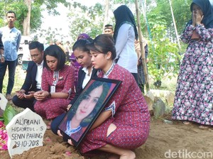 Tangisan Keluarga dan Rekan Pramugari di Pusara Alfiani