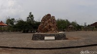 Etalase Taman Batu menyimpan aneka batu dan fosil yang berasal dari Geopark Gunung Sewu (Pradito Rida Pertana/detikTravel)