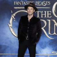 Jude Law menebar pesonanya dalam balutan jaket velvet dan topi. Tak diragukan ia pun mencuri perhatian di karpet merah. Foto: Getty Images