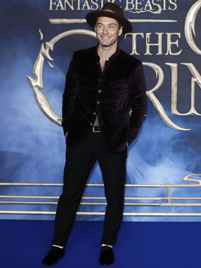 LONDON, ENGLAND - NOVEMBER 13: Jude Law attends the UK Premiere of 