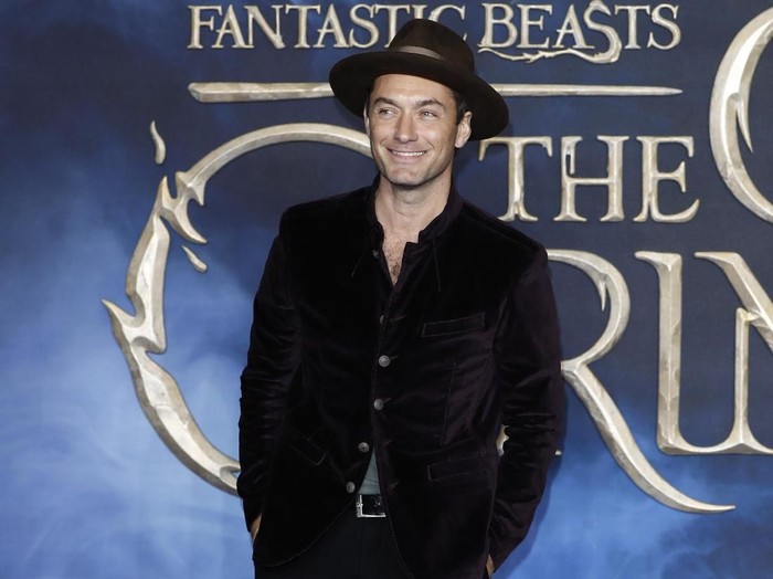 LONDON, ENGLAND - NOVEMBER 13: Jude Law attends the UK Premiere of Fantastic Beasts: The Crimes Of Grindelwald at Cineworld Leicester Square on November 13, 2018 in London, England. (Photo by John Phillips/Getty Images)