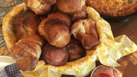 Pamanku membuat popover, tulis Nicole. Popover ini merupakan kue yang dibuat dari adonan tepung mirip puding Yorkshire yang dipanggang dalam loyang muffin. Foto: Instagram @nicole
