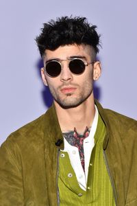 Gigi Hadid Zayn Malik Shalat Di Masjid - Bikin Fans Shock Zayn Malik Pastikan Islam Bukan Agamanya