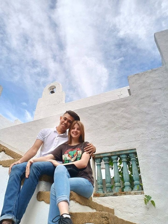 Potret kemesraan pasangan beda negara ini pun banyak membuat netizen baper dan berharap kebahagiaan selalu menyertai mereka.  Foto: Facebook