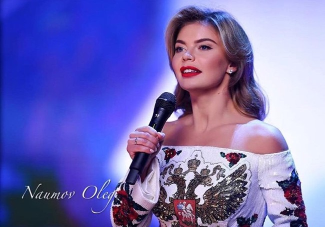 Gosip hubungan cinta antara Alina dan Putin hingga kini tak mereda. Keduanya disebut-sebut sudah menikah diam-diam. Apalagi dalam beberapa kesempatan wanita kelahiran Uzbekistan itu tertangkap kamera memakai cincin kawin. Foto: Instagram