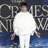 Ezra Miller memastikan perhatian tertuju hanya padanya. Ornamen bulu pada setelan putih hingga pulasan perak di wajah sukses membuatnya tampil mencuri atensi. Foto: Getty Images