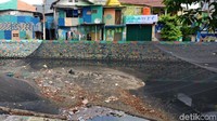 Sebelum dibongkar, tumpukan sampah masih terlihat di atas waring (Foto: Eva Safitri/detikcom)