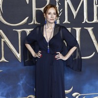 J.K Rowling sang penulis buku ikut hadir di premier London. Gaun sifon bernuansa navy yang jatuh gemulai pada tubuhnya membuat penampilan tampak stylish nan elegan. Foto: Getty Images