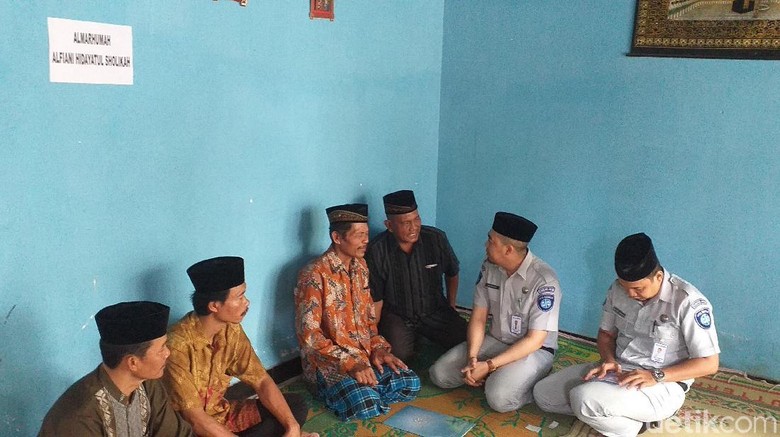 Siratan Duka di Wajah Ayah Alfiani Saat Terima Santunan Jasa Raharja Siratan Duka di Wajah Ayah Alfiani Saat Terima Santunan Jasa Raharja