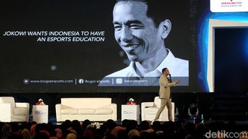 Sambil berkeliling panggung Giring memaparkan potensi e-sport di Indonesia.