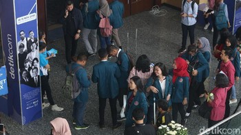 Yang paling menarik, ada pula Founder and Chairman CT Corp Chairul Tanjung dan Wali Kota Tri Rismaharini yang hadir dan meramaikan ajang ini. Keduanya pun bukan hanya menjadi narasumber, melainkan juga bertindak sebagai moderator acara tersebut. 