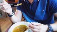 Dokter lulusan Universitas Padjajaran ini memang senang memanjakan lidah dengan makanan enak tapi ia selalu memastikan asupannya seimbang. Boleh makan enak asal tetap sehat ya! Foto: instagram @boyspog