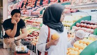 Wih, Kinos sosok yang setia nih. Ia rela menemani istrinya belanja di supermarket bahkan mendorongkan trolley hihi. Foto: Instagram kinosnoski