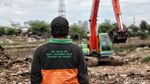 Pengerukan Endapan Sampah di Banjir Kanal Barat