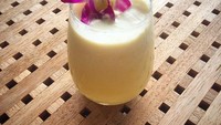 Cantiknya, Pina Colada yang disajikan dengan hiasan bunga anggrek. Slurp! Foto: Instagram @nicole