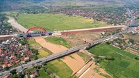 Jembatan ini merupakan jembatan pertama di Indonesia yang strukturnya dirakit di lokasi pemasangan. Sedangkan untuk material baja dirakit di tiga tempat berbeda yakni di Serang, Tangerang, dan Pasuruan. Dok. Ditjen Bina Marga.
