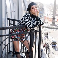 Aku baru-baru ini membaca sebuah artikel yang mengatakan bahwa Slavia jadi kelompok yang membuat selfie paling serius di dunia, dan memang mereka kurang tersenyum di foto daripada orang Amerika atau orang Jepang, kata Regina di postingan Instagramnya, yang ditulis dalam bahasa Rusia. Foto: Instagram @reginatodorenko