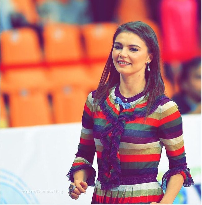 Alina juga pernah terjun ke dunia akting, membintangi film kungfu Jepang berjudul Red Shadow. Dalam film tersebut, wanita kelahiran 12 Mei 1983 itu berperan sebagai ninja Rusia. Foto: Instagram