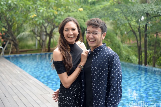 Resmi menikah pada 5 Mei 2018, siapa sangka bahwa Dimas Anggara berusia lebih muda dari Nadine Chandrawinata. Keduanya memiliki jarak usia 4 tahun. Saat ini Nadine sendiri telah berusia 37 tahun. Foto: Noel/detikFoto