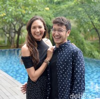 Resmi menikah pada 5 Mei 2018, siapa sangka bahwa Dimas Anggara berusia lebih muda dari Nadine Chandrawinata. Keduanya memiliki jarak usia 4 tahun. Saat ini Nadine sendiri telah berusia 37 tahun. Foto: Noel/detikFoto