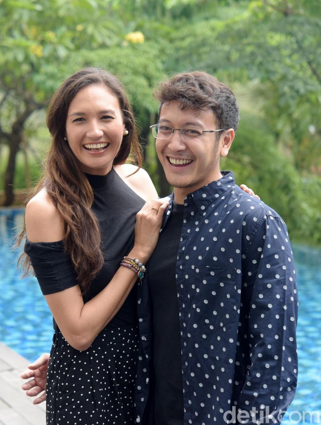Terakhir ada Dimas Anggara dan Nadine Chandrawinata. Dimas diketahui menganut agama Islam, sedangkan Nadine beragama Katolik. Namun hal itu tak menjadi penghalang, karena pada 5 Mei 2018 keduanya memilih untuk menikah di Bhutan, Nepal. Foto: Noel/detikFoto