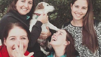 17 tahun kemudian, sang anjing sekarat. Mereka kembali berfoto untuk mengenang masa silam. Foto: boredpanda