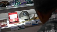 Pengunjung melihat-lihat keris yang akan dilelang.