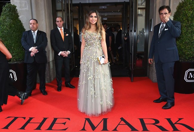 Isha Ambani, putri dari konglomerat India Mukesh Ambani, akan menikah dalam waktu dekat. Undangan pernikahan pun sudah disebar. Namun, bukan undangan biasa karena disebut-sebut bernilai hingga Rp 60 jutaan. Seperti tampak dalam sebuah ungggahan di Instagram, undangannya dikemas dalam sebuah paket berbentuk boks bertulisan IA yang merupakan inisial dari Isha dan calon suaminya, Anand Piramal. Di dalam boks terdapat kotak pink kecil berhiaskan brokat emas nan mewah. Undangan pernikahannya sendiri tersimpan di satu dari empat peti perhiasan berukiran emas. Dikabarkan Hindustan Times, tak cuma undangan, para tamu juga mendapatkan paket perjalanan di boks tersebut. Foto: Getty Images