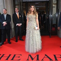 Isha Ambani, putri dari konglomerat India Mukesh Ambani, akan menikah dalam waktu dekat. Undangan pernikahan pun sudah disebar. Namun, bukan undangan biasa karena disebut-sebut bernilai hingga Rp 60 jutaan. Seperti tampak dalam sebuah ungggahan di Instagram, undangannya dikemas dalam sebuah paket berbentuk boks bertulisan IA yang merupakan inisial dari Isha dan calon suaminya, Anand Piramal. Di dalam boks terdapat kotak pink kecil berhiaskan brokat emas nan mewah. Undangan pernikahannya sendiri tersimpan di satu dari empat peti perhiasan berukiran emas. Dikabarkan Hindustan Times, tak cuma undangan, para tamu juga mendapatkan paket perjalanan di boks tersebut. Foto: Getty Images