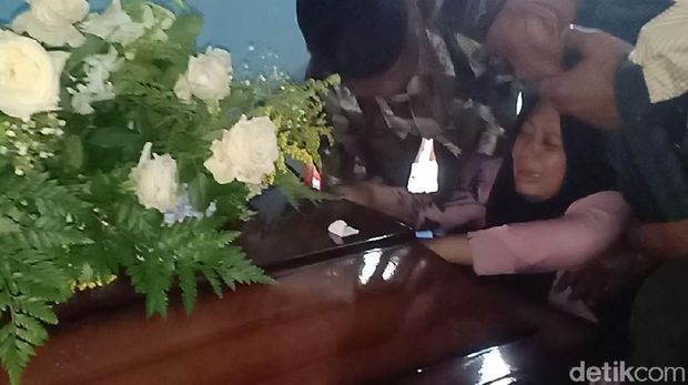 Jenazah Alfiani Tiba di Rumah Duka: Jangan Tinggalkan Ibu Nak