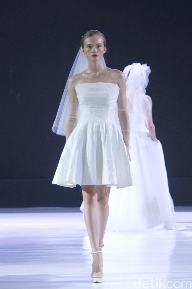 Fashion show Stella Rissa menampilkan koleksi gaun pengantin di IPMI Trend Show 2019, Senayan City, Jakarta, Selasa [13/11/2018]. Foto: Mohammad Abduh/Wolipop