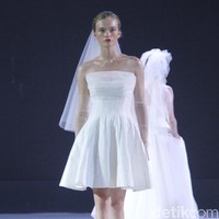 Fashion show Stella Rissa menampilkan koleksi gaun pengantin di IPMI Trend Show 2019, Senayan City, Jakarta, Selasa [13/11/2018]. Foto: Mohammad Abduh/Wolipop