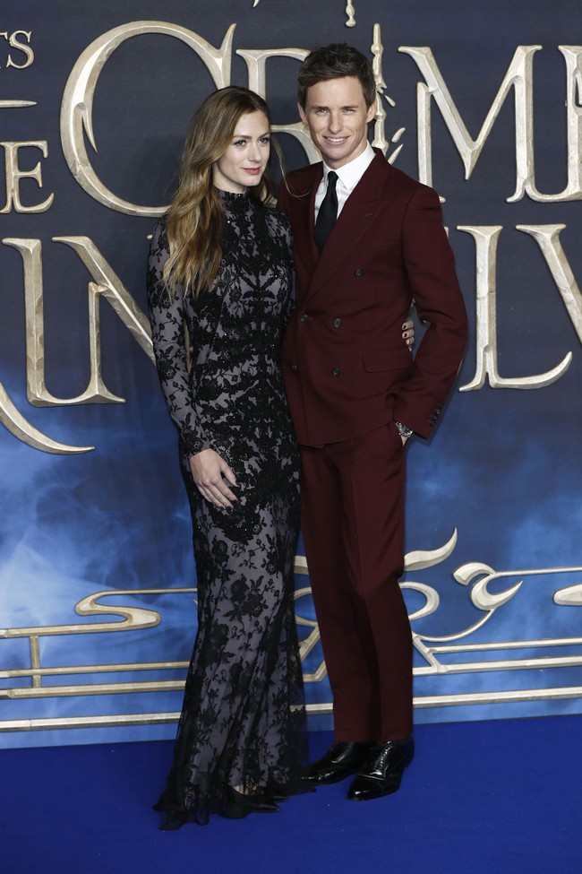 Eddie Radmayne sang pemeran utama terlihat tampan dibalut setelan burgundy dengan jas double-breasted dan pasangan dasi hitam yang elegan. Sang istri, Hannah Bagshawe menyeimbangkan penampilan dengan gaun lace hitam dari Alexander McQueen. Foto: Getty Images