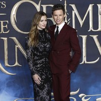 Eddie Radmayne sang pemeran utama terlihat tampan dibalut setelan burgundy dengan jas double-breasted dan pasangan dasi hitam yang elegan. Sang istri, Hannah Bagshawe menyeimbangkan penampilan dengan gaun lace hitam dari Alexander McQueen. Foto: Getty Images